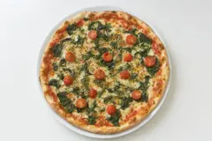 Pizza Spinaci. Cherrytomaten. Oregano. 40cm